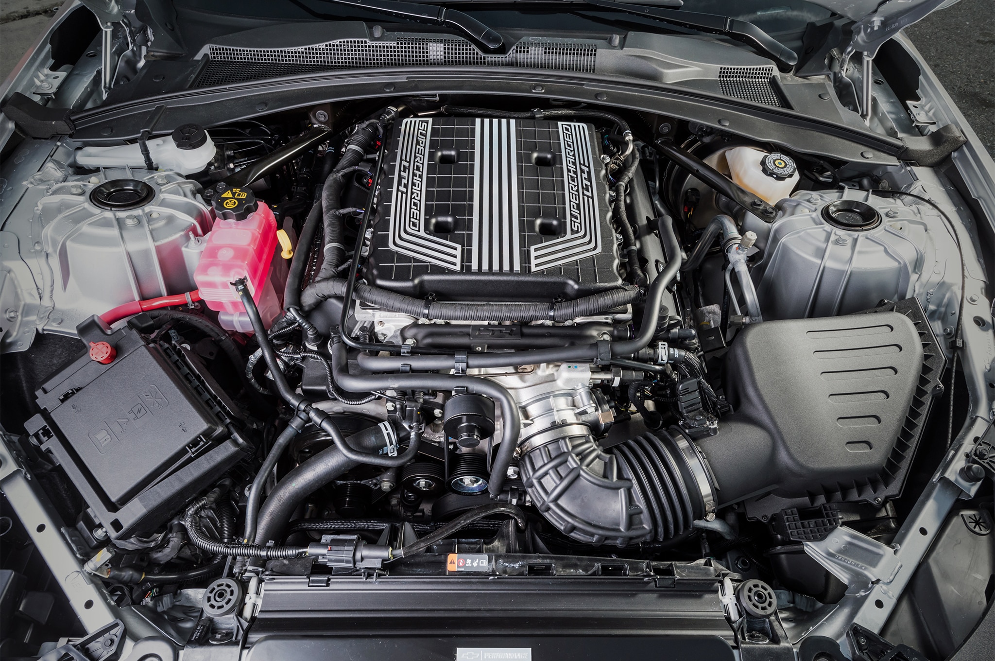 2017-chevrolet-camaro-zl1-engine-01