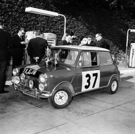 P90334056-1964-monte-carlo-rally-paddy-hopkirk-irl-henry-liddon-eng-morris-mini-cooper-s-24-01-1964-1506px.jpg